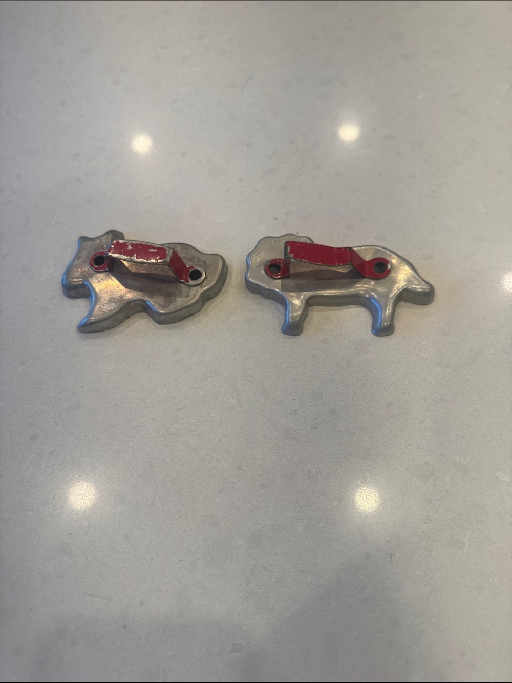Small Pets Metal  bunny lion -Shaped Hay/Feeder Clips in Silver with Red